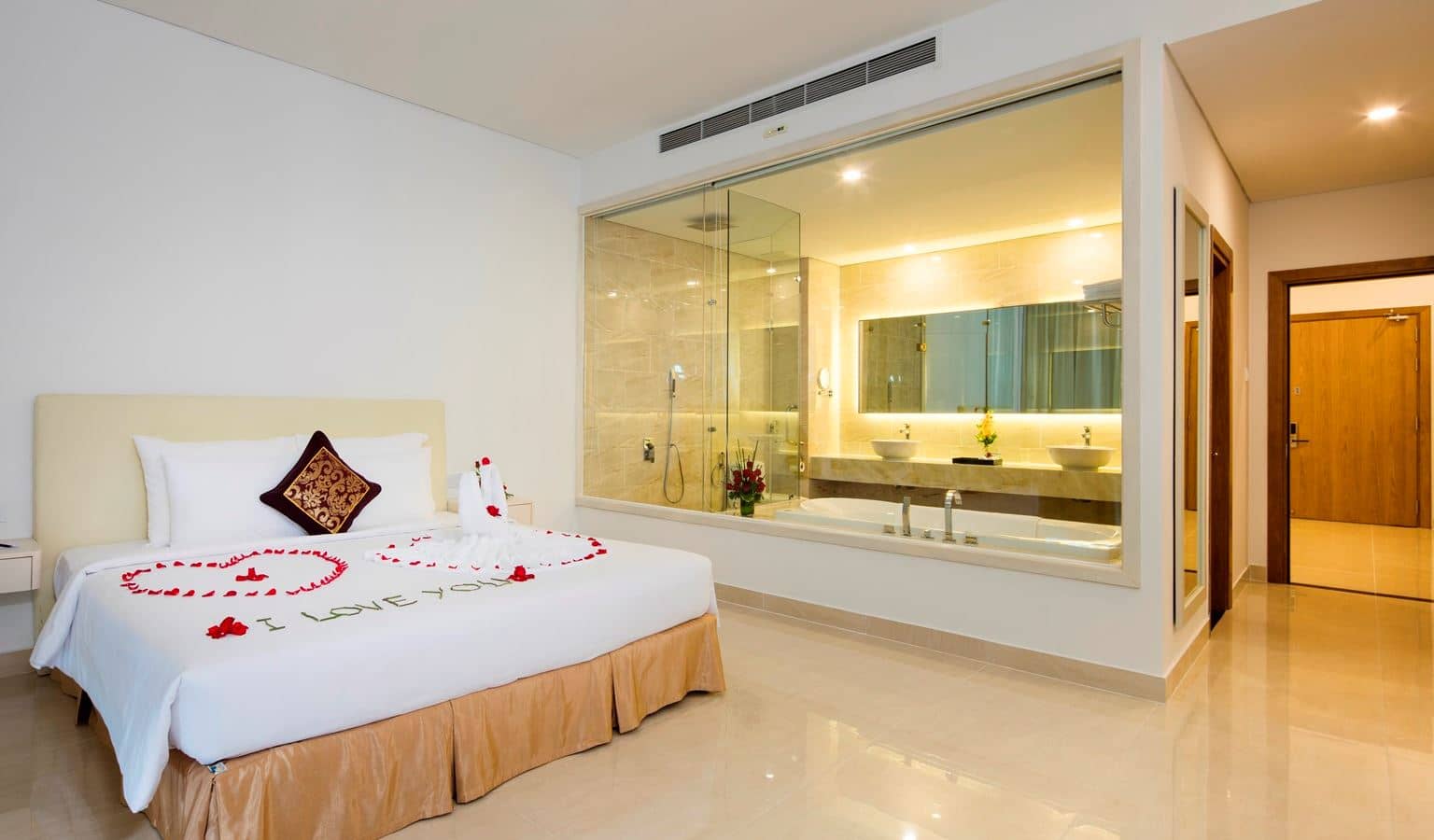 rooms-balcony-1-bedroom-apartment-with-garden-view