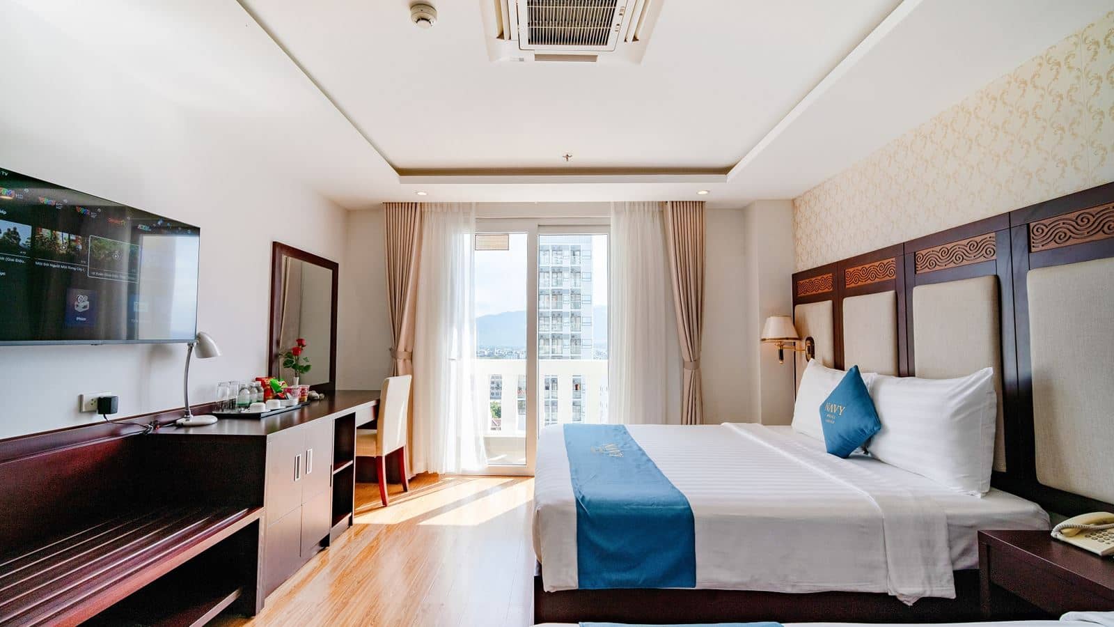 rooms-deluxe-city-view-with-balcony