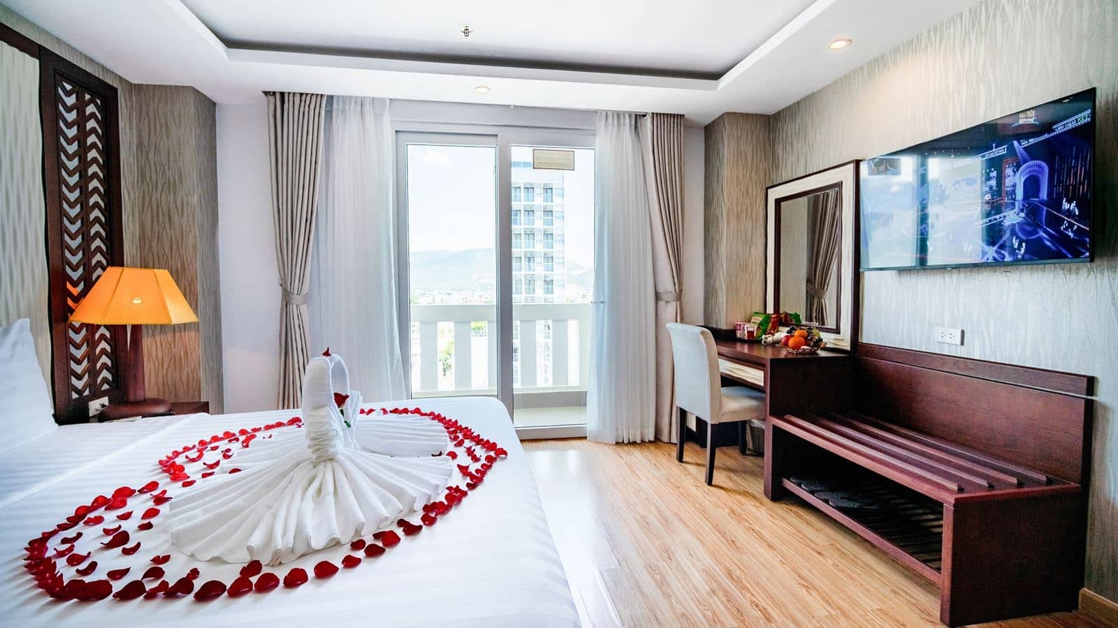 rooms-deluxe-city-view-with-balcony-child-without-extra-bed