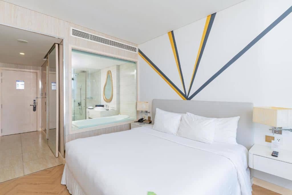 rooms-grand-room-city-view