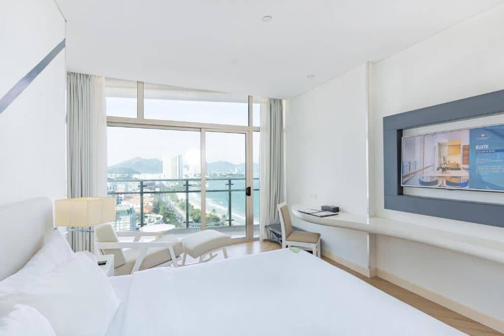 rooms-grand-royal-seaview-with-balcony