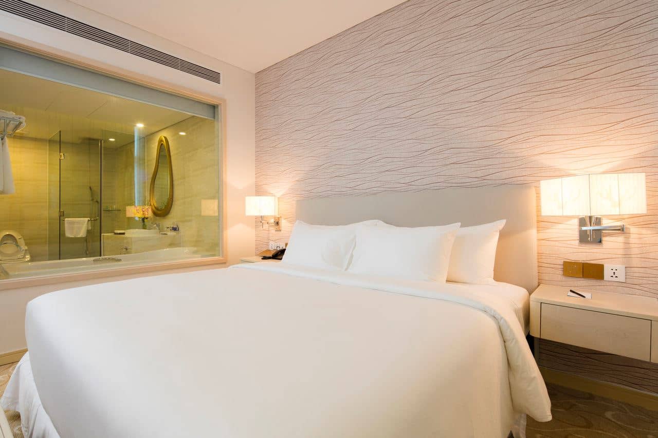 rooms-grand-room-city-view