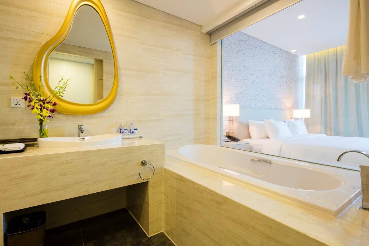 rooms-grand-room-city-view