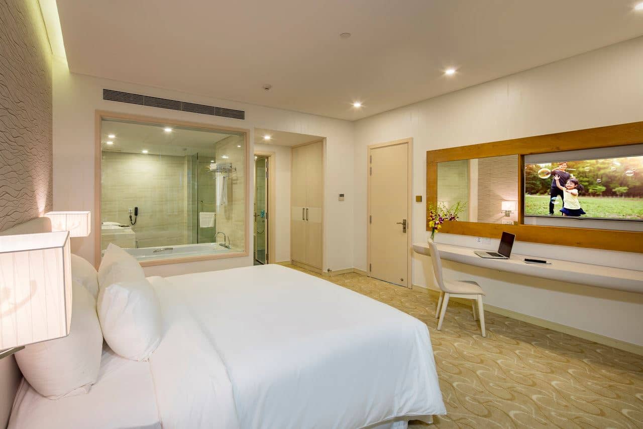 rooms-grand-room-city-view