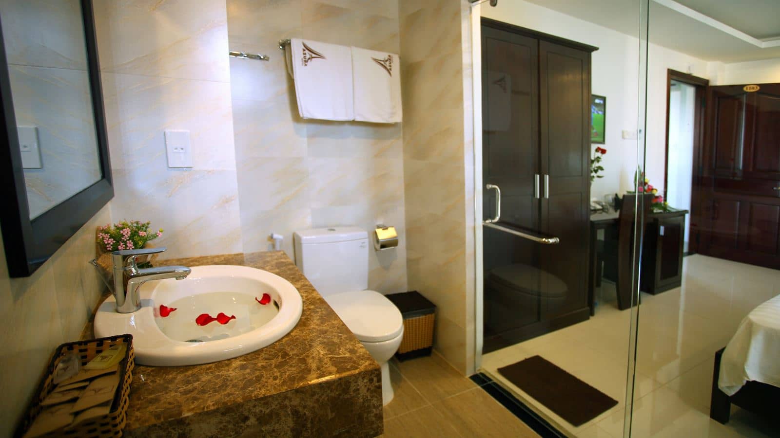 rooms-deluxe-balcony