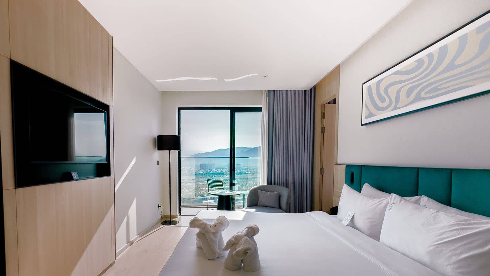rooms-family-mountain-view-with-balcony