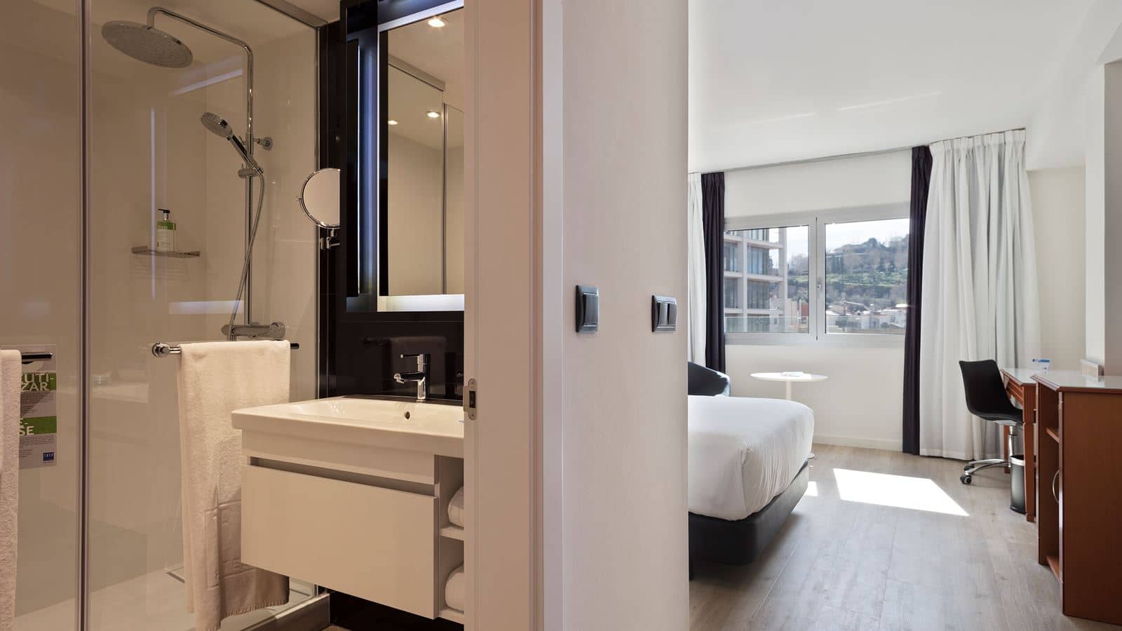 rooms-double-queen-size-bed