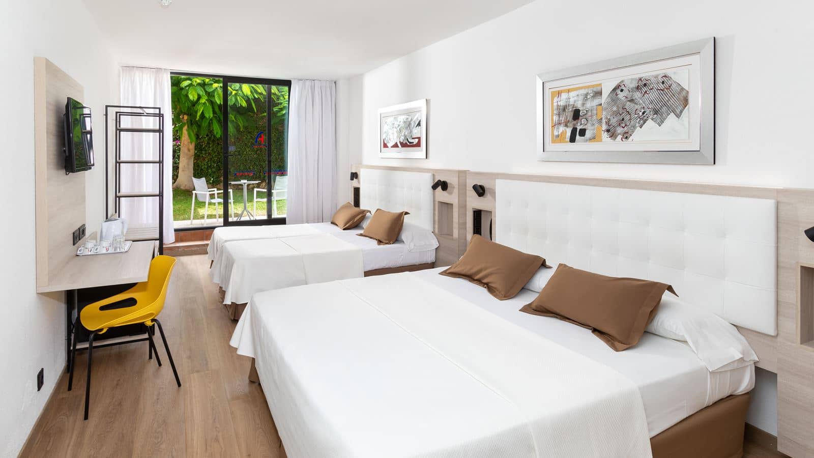 rooms-family-room-with-terrace