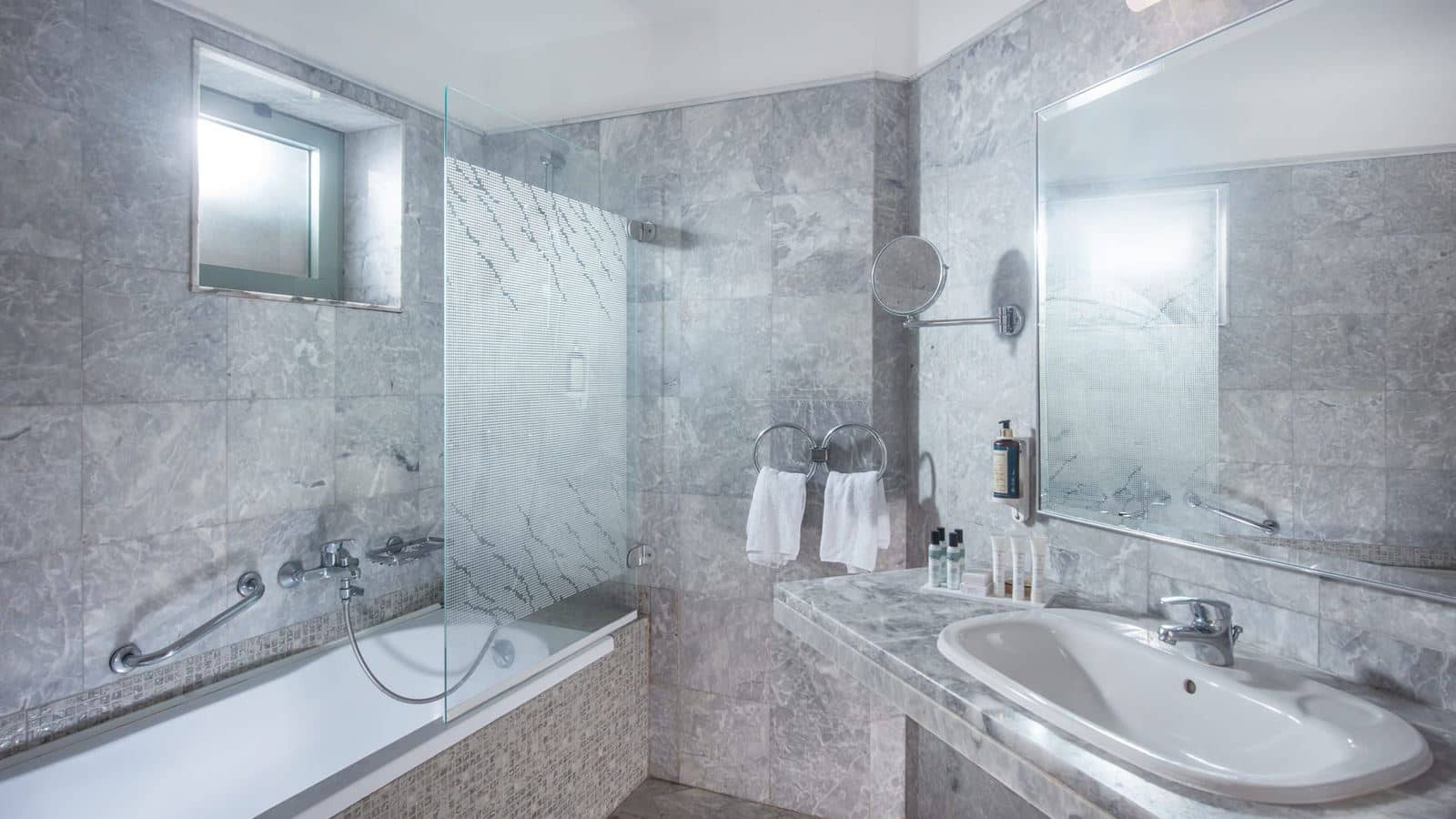 rooms-2-broom-family-room-private-pool
