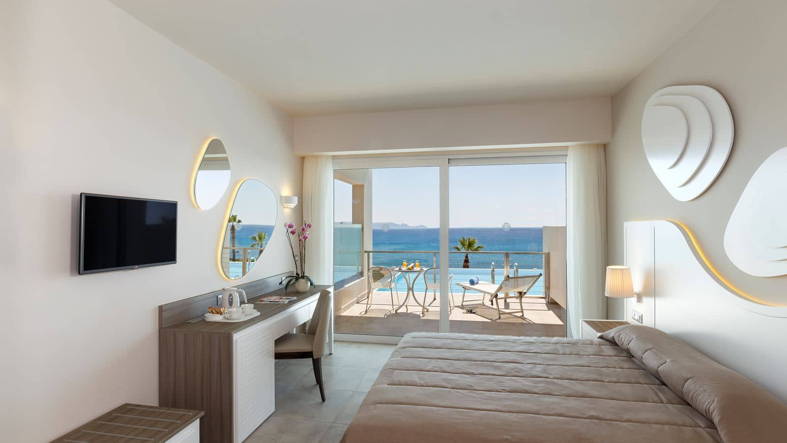 rooms-executive-family-room-with-sharing-pool
