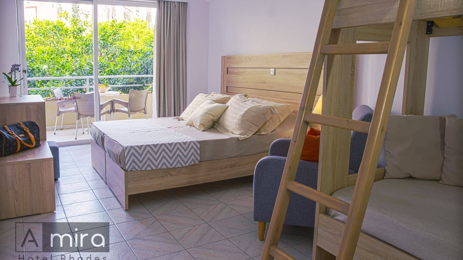 rooms-superior-large-balcony-bunk-bed