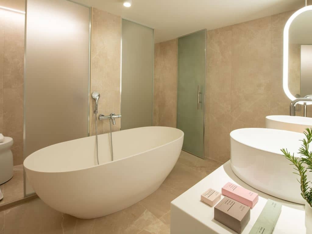 rooms-suite-swim-up-sharing-pool