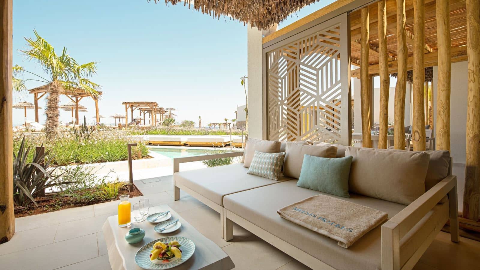 rooms-superior-double-swim-up-sharing-pool