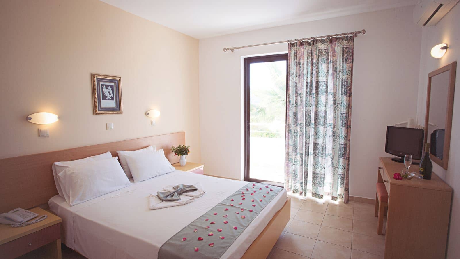 rooms-standard-twin--double-room-pool-view-with-balcοny