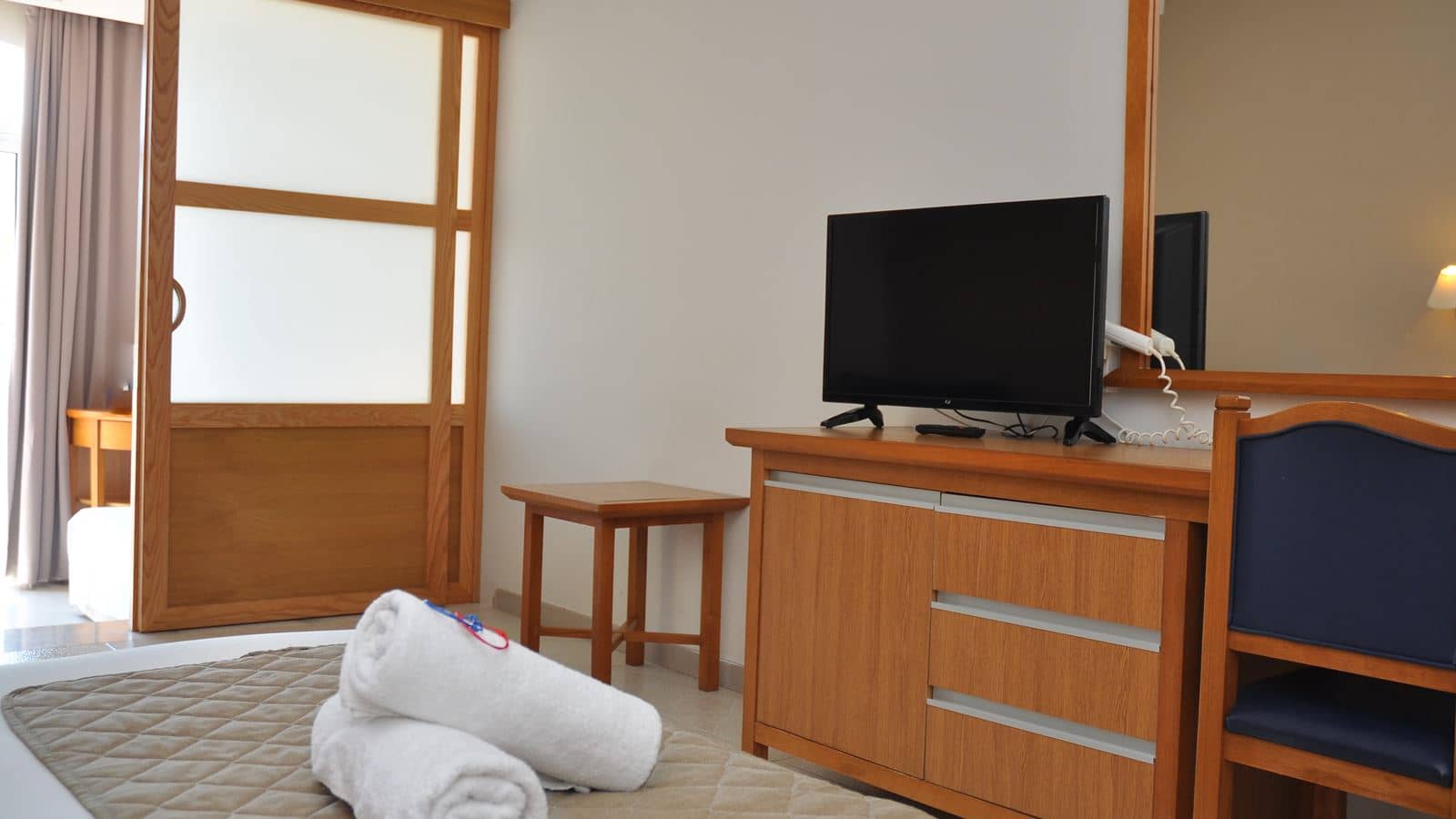 rooms-family-with-sliding-doors