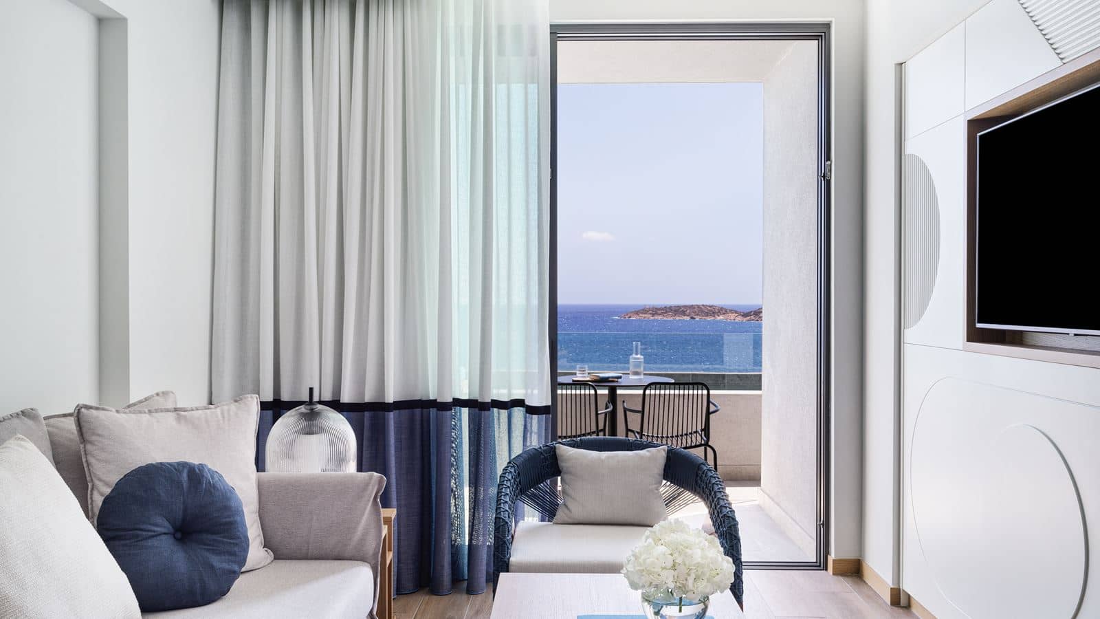 rooms-suite-1-bedroom-seaview-plunge-pool
