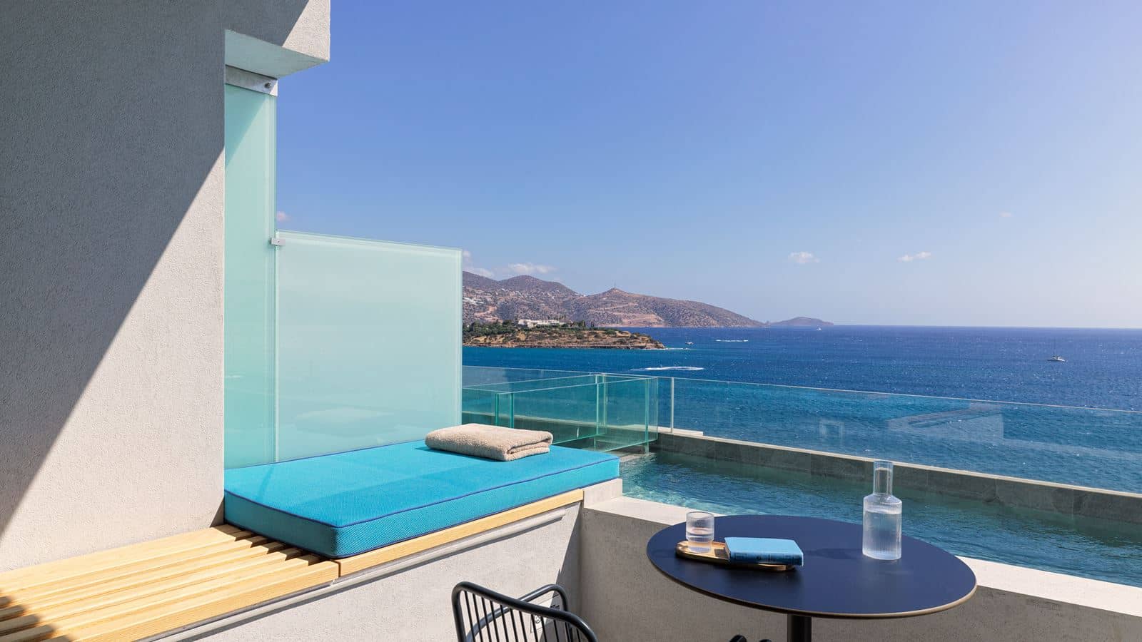 rooms-suite-1-bedroom-seaview-plunge-pool