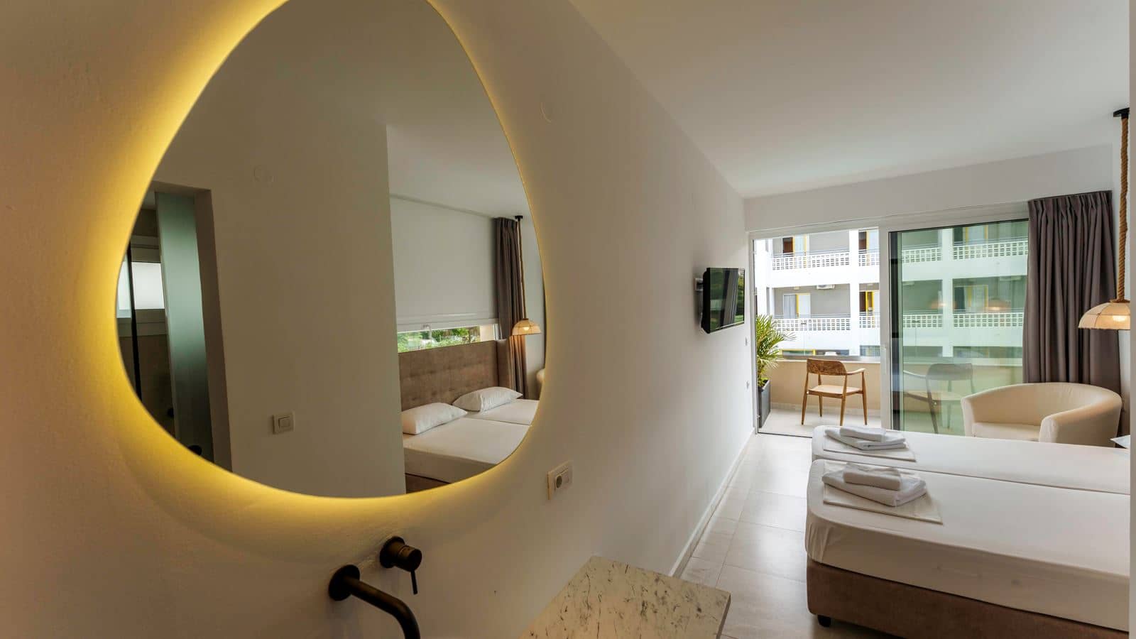 rooms-room-deluxe-twin-balcony-or-terrace