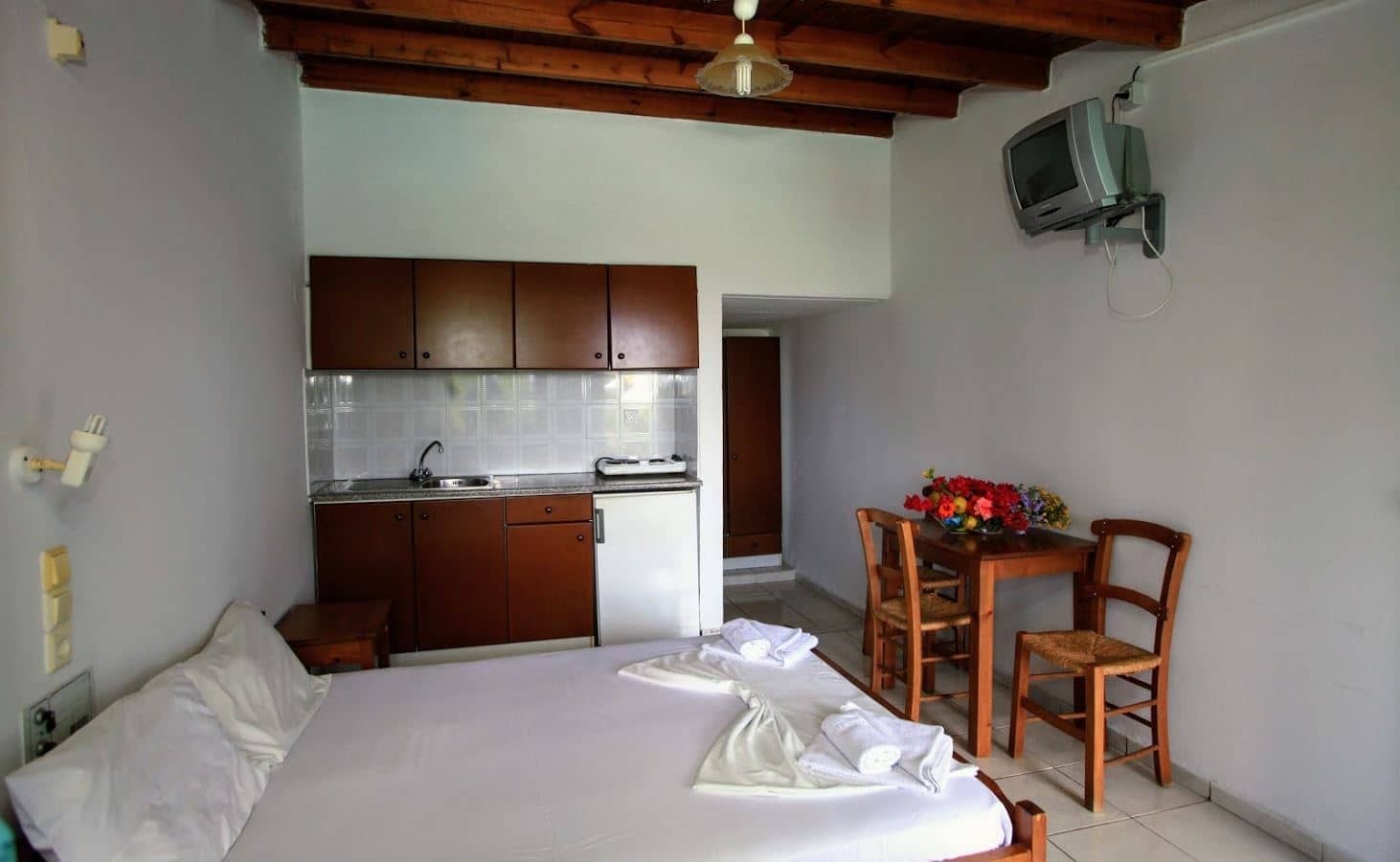 rooms-apartment-family-1-bedroom-balcony-or-terrace