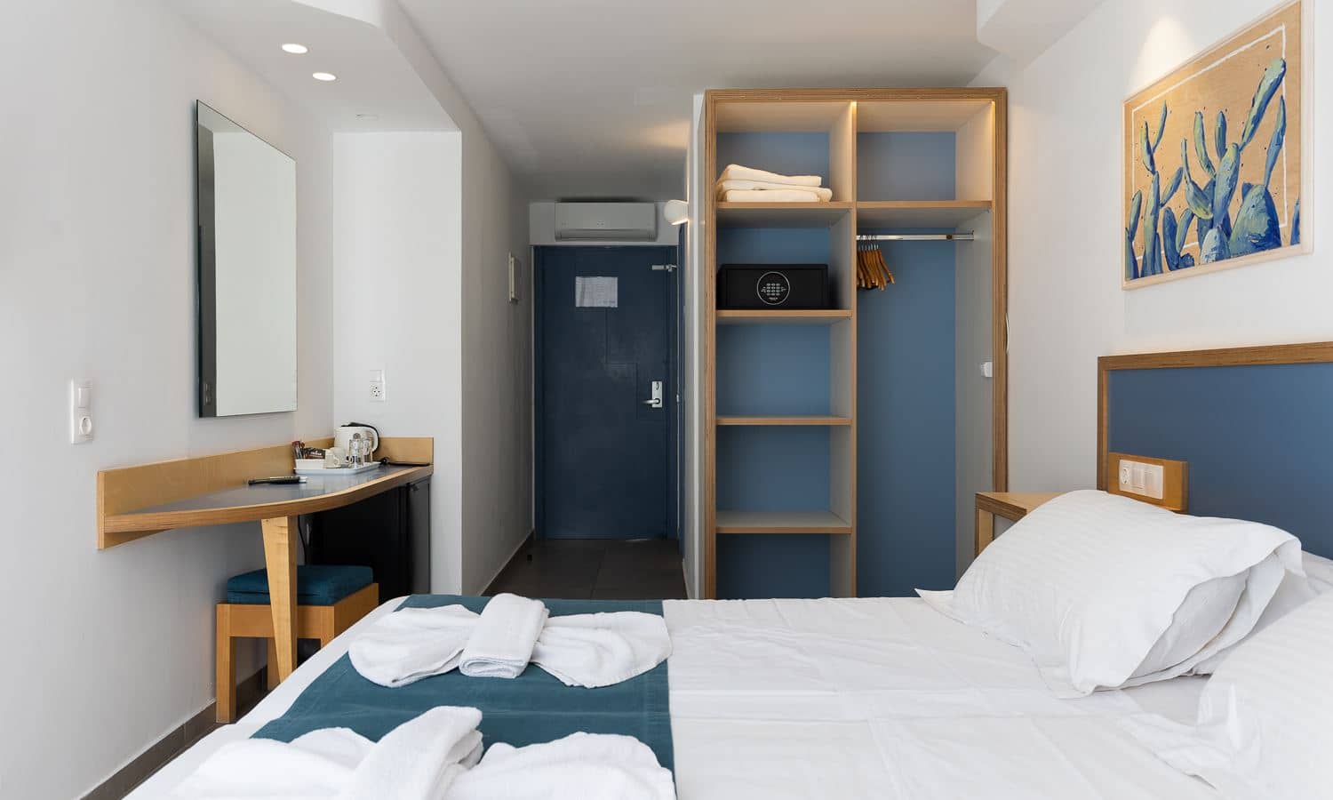rooms-double-room-side-sea-view-balcony