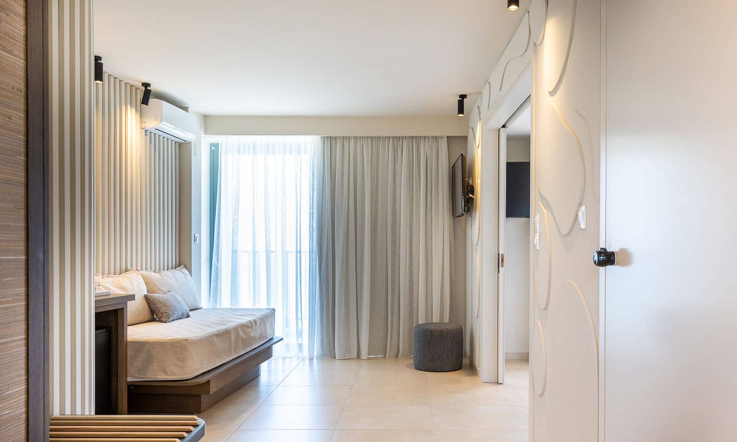 rooms-superior-1-bedroom-suite-seaview-balcony
