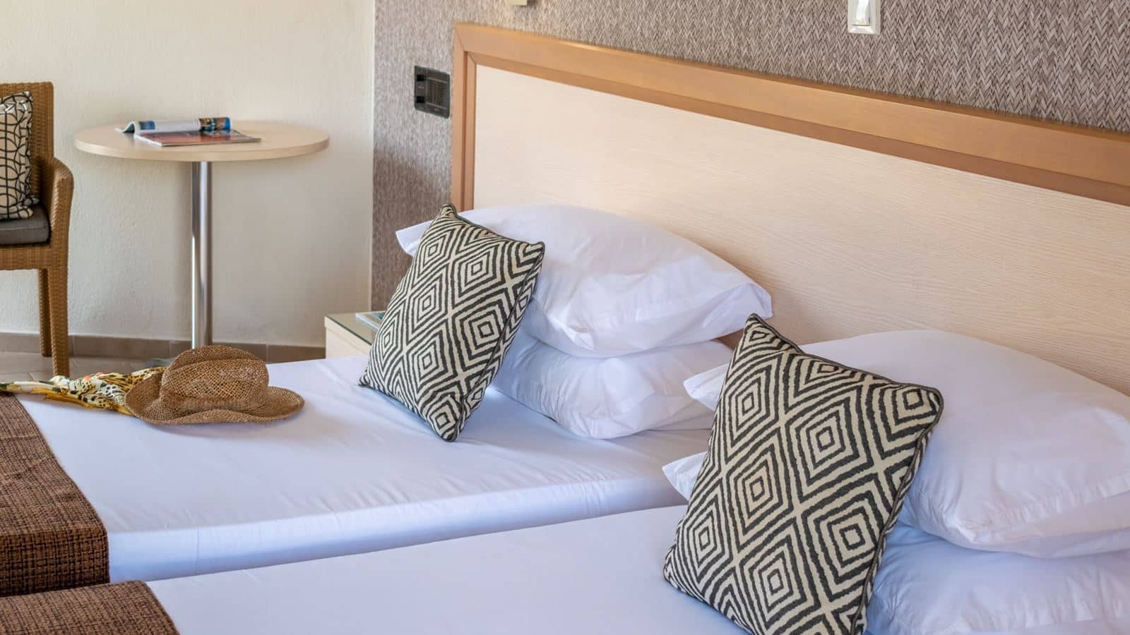 rooms-superior-twin-room-gardenview-balcony-or-terrace