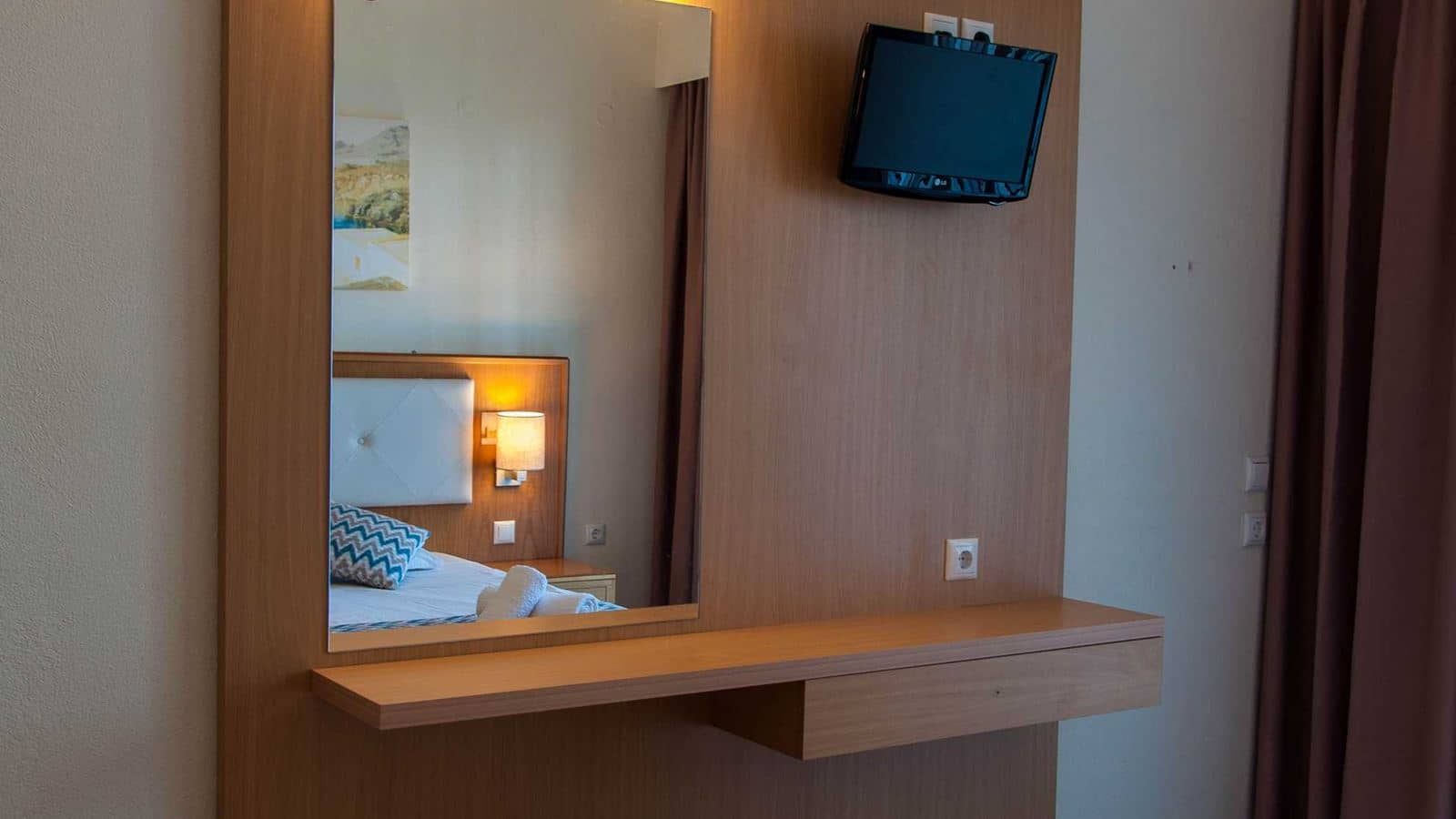rooms-family-room-1-bedroom-with-balcony