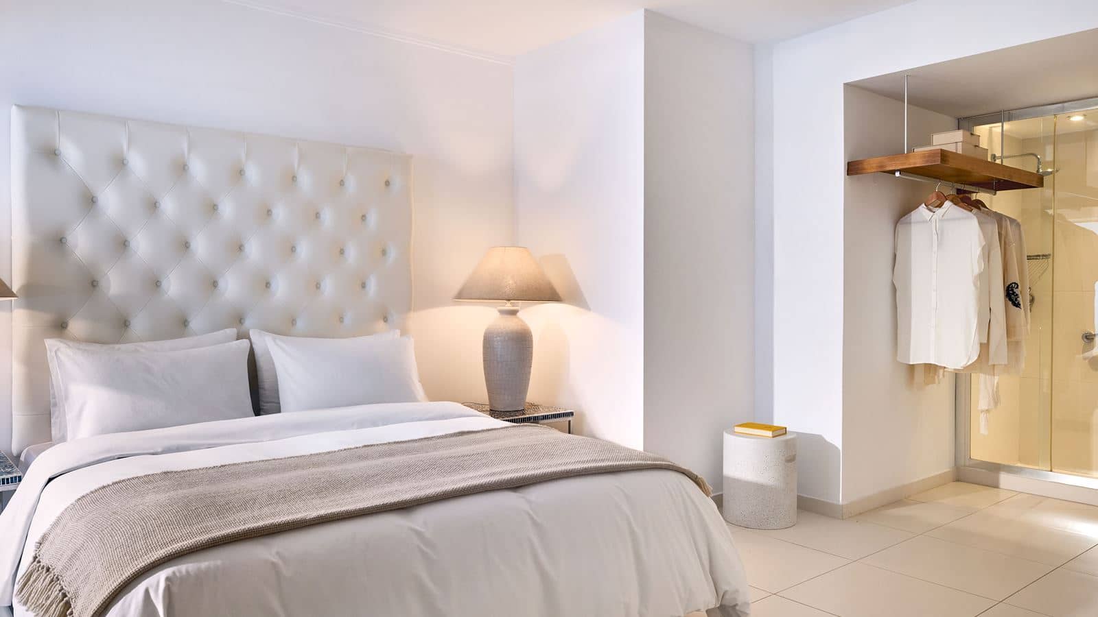 rooms-white-suite-sea-view
