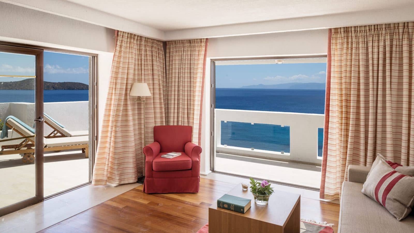 rooms-1-bedroom-superior-suite-seaview