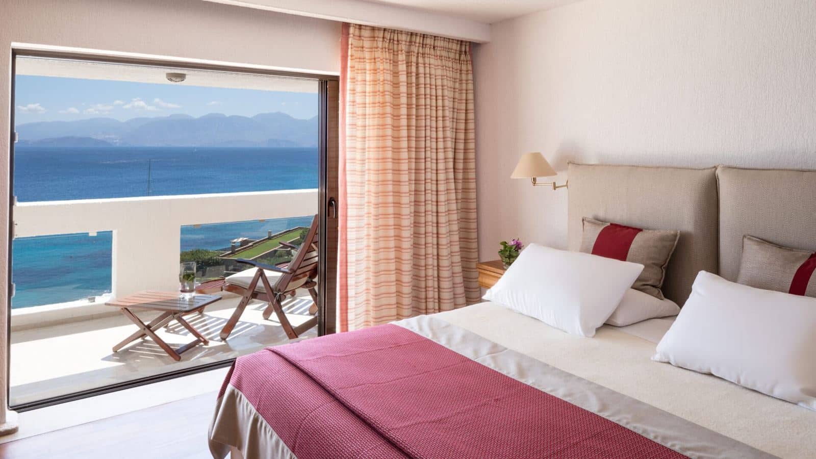 rooms-1-bedroom-superior-suite-seaview