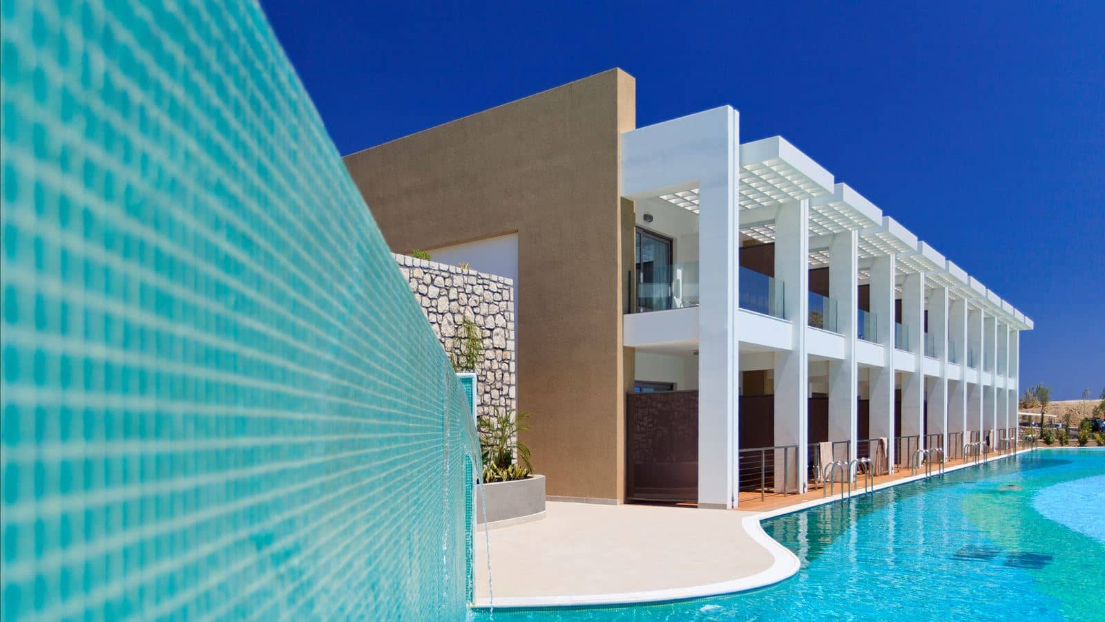 rooms-family-room-sharing-pool-terrace