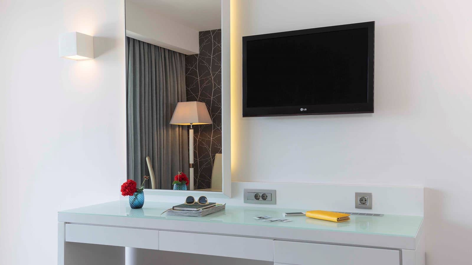 rooms-family-room-sharing-pool-terrace
