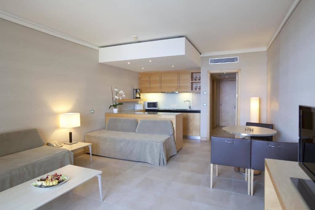 rooms-family-garden-view