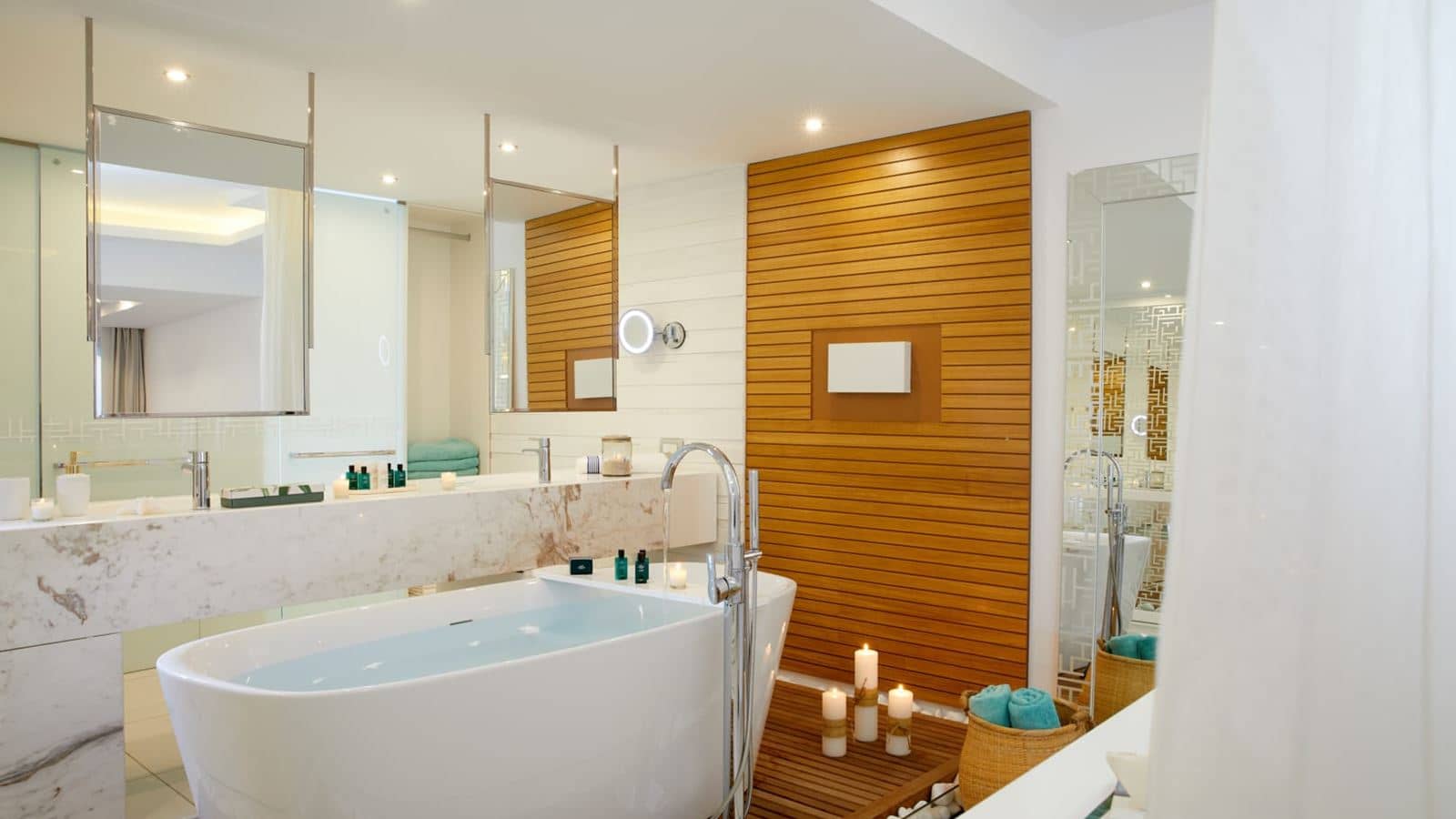 rooms-signature-island-suite-beachfront-jacuzzi