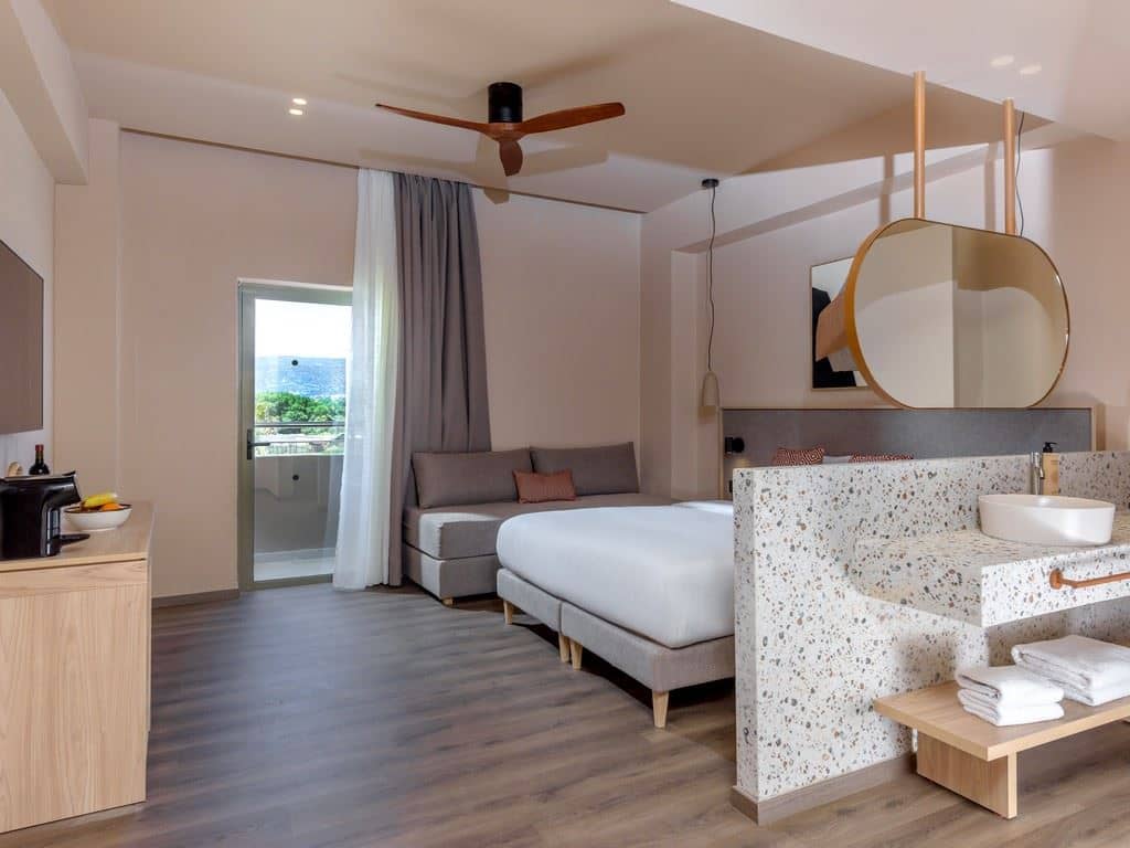 rooms-suite-junior-sideseaview-balcony-or-terrace