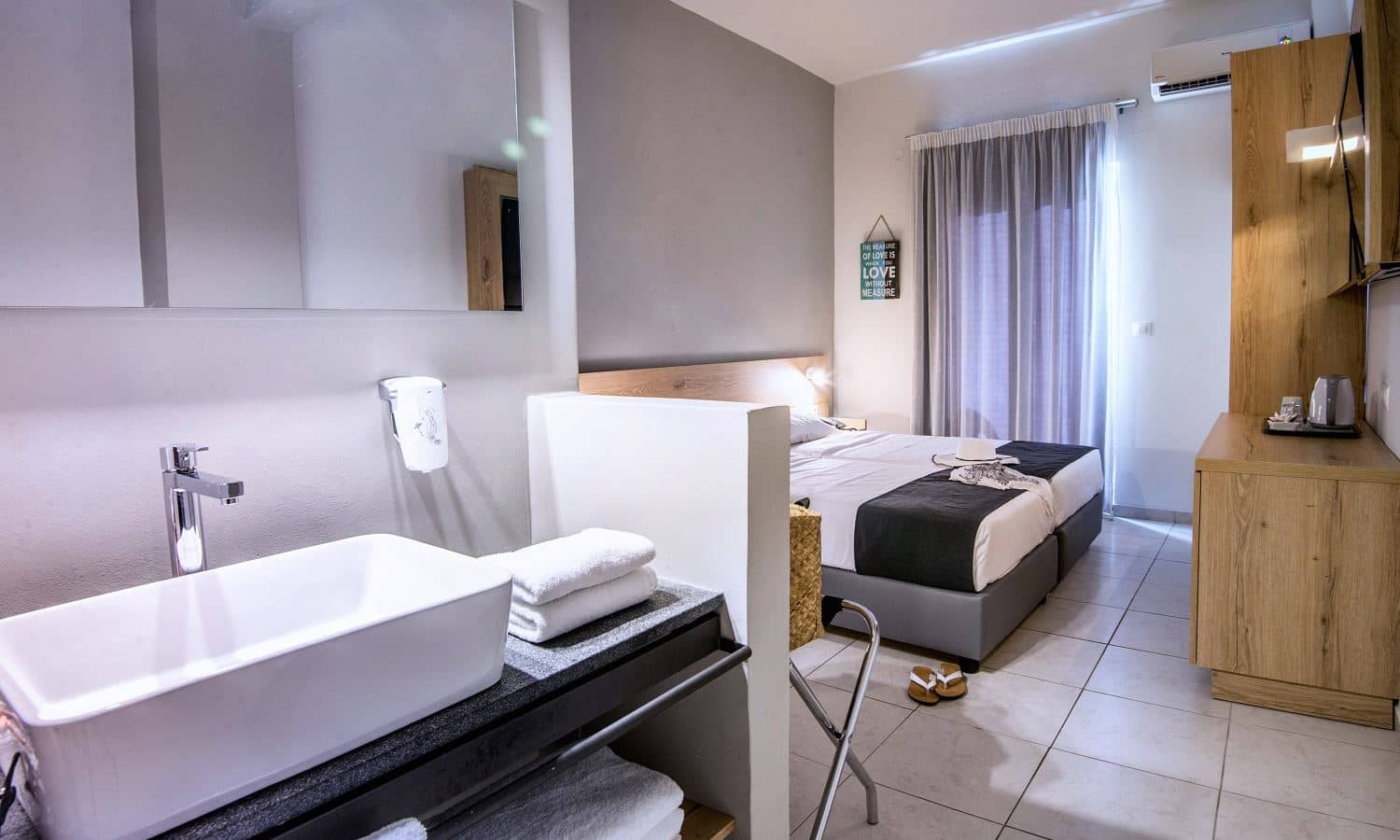 rooms-room-superior-landview-balcony-or-terrace
