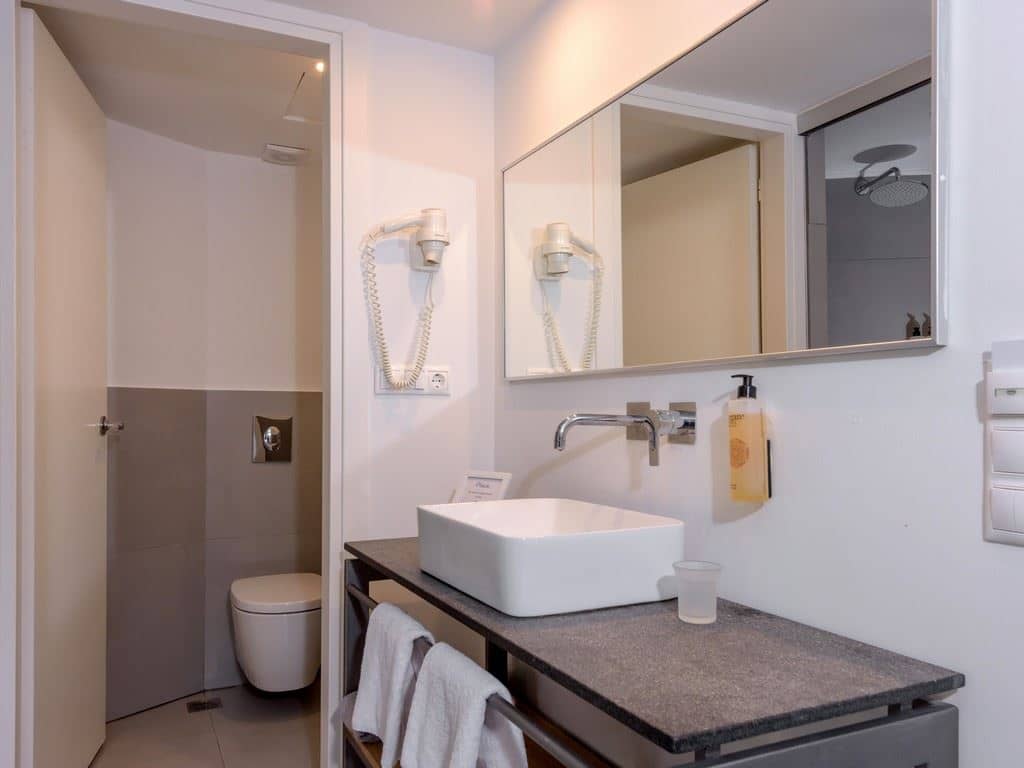 rooms-room-superior-sideseaview-balcony-or-terrace