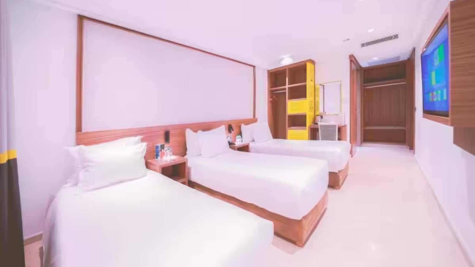rooms-triple-deluxe-room