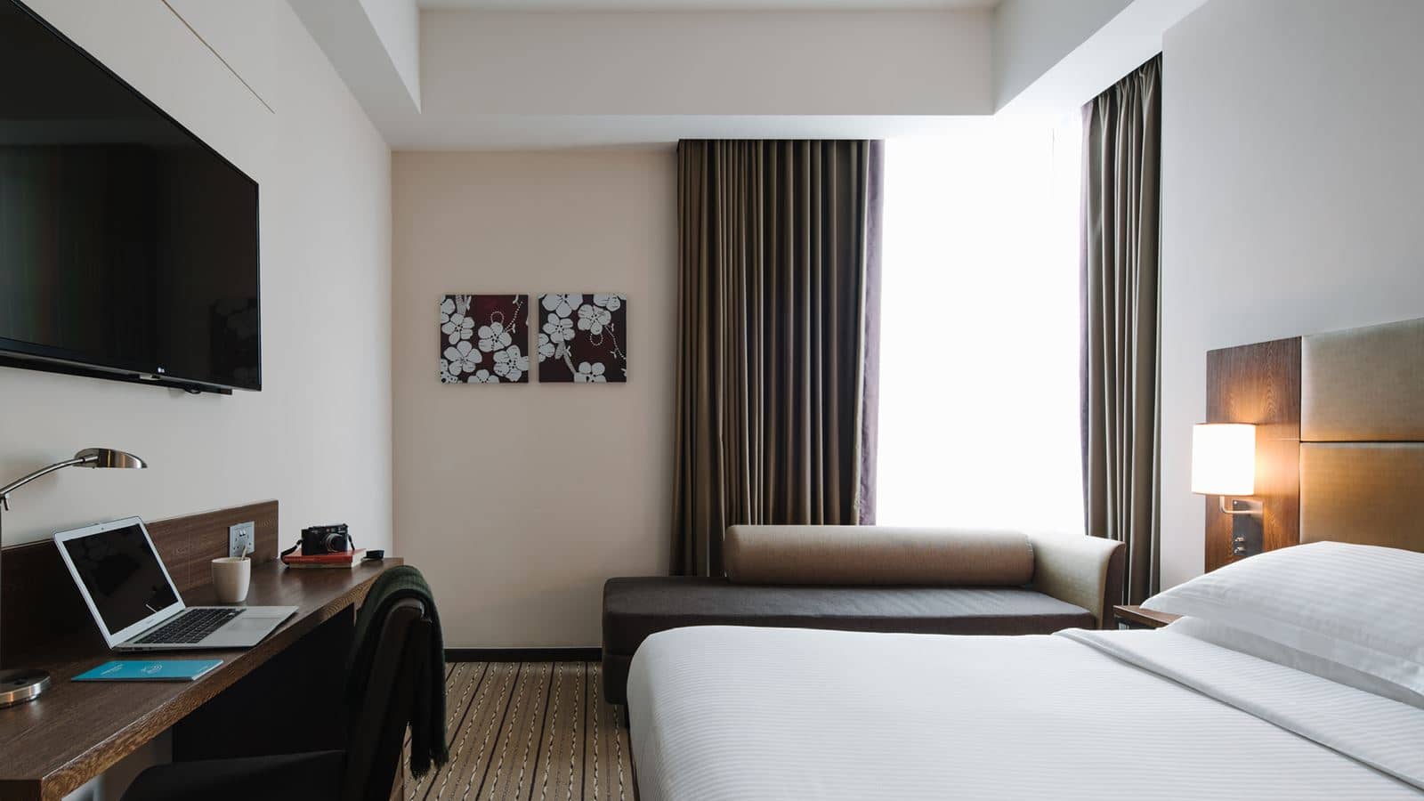 rooms-deluxe-room