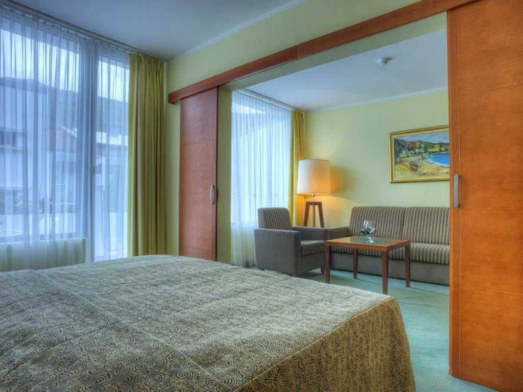 rooms-family-room