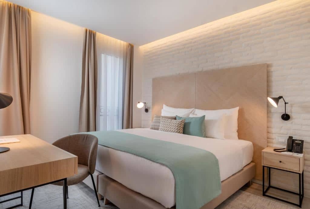 rooms-studio-sea-view-balcony-contemporary-building