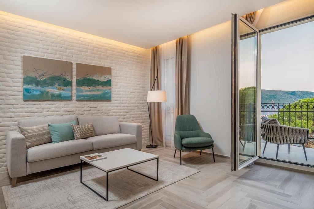 rooms-studio-sea-view-balcony-contemporary-building