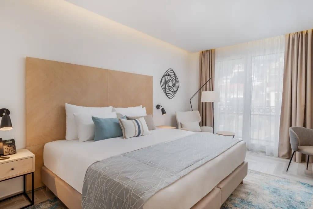 rooms-standard-room-contemporary-building