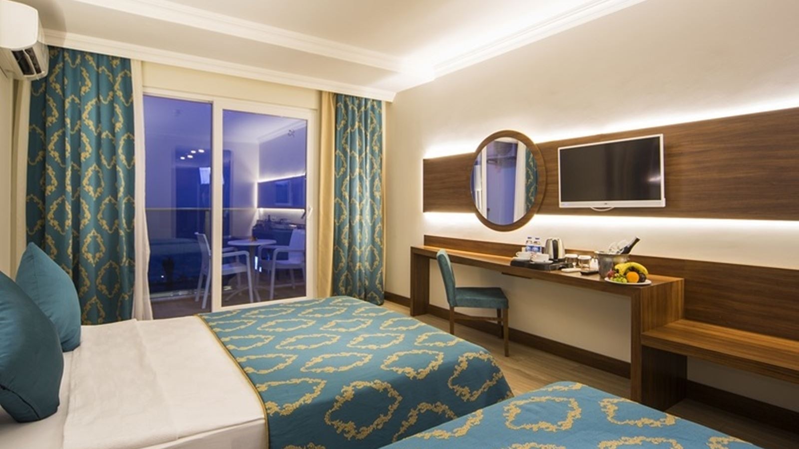 rooms-coral-room