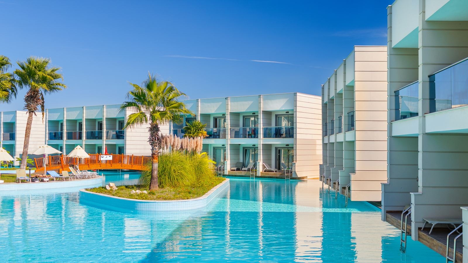 rooms-lake-room-pool-view