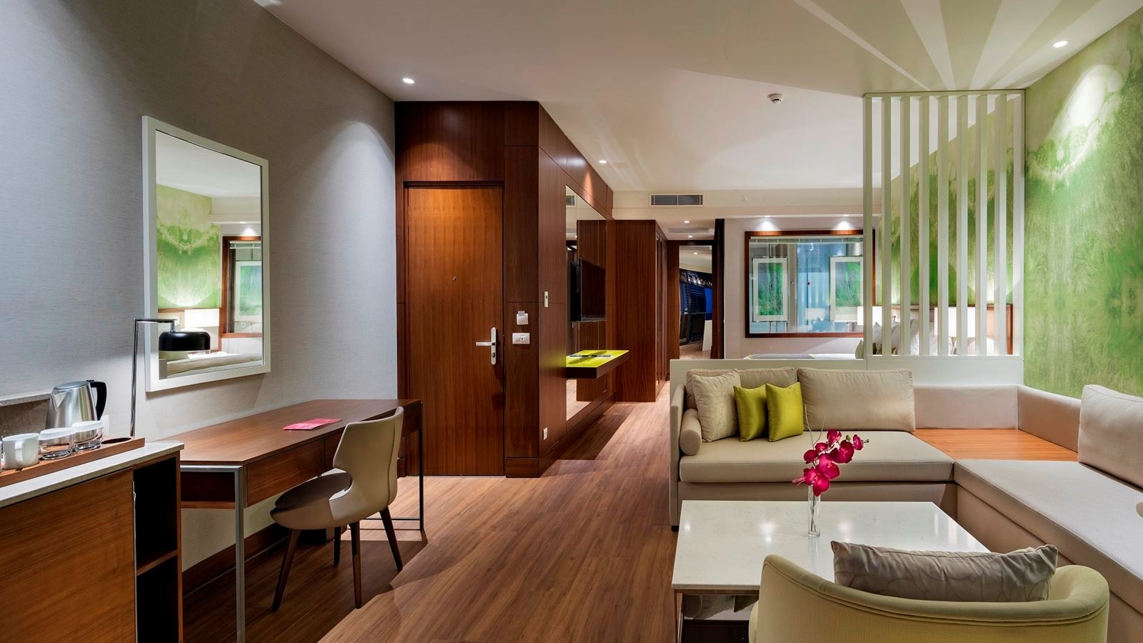 rooms-garden-family-suite-pool-view