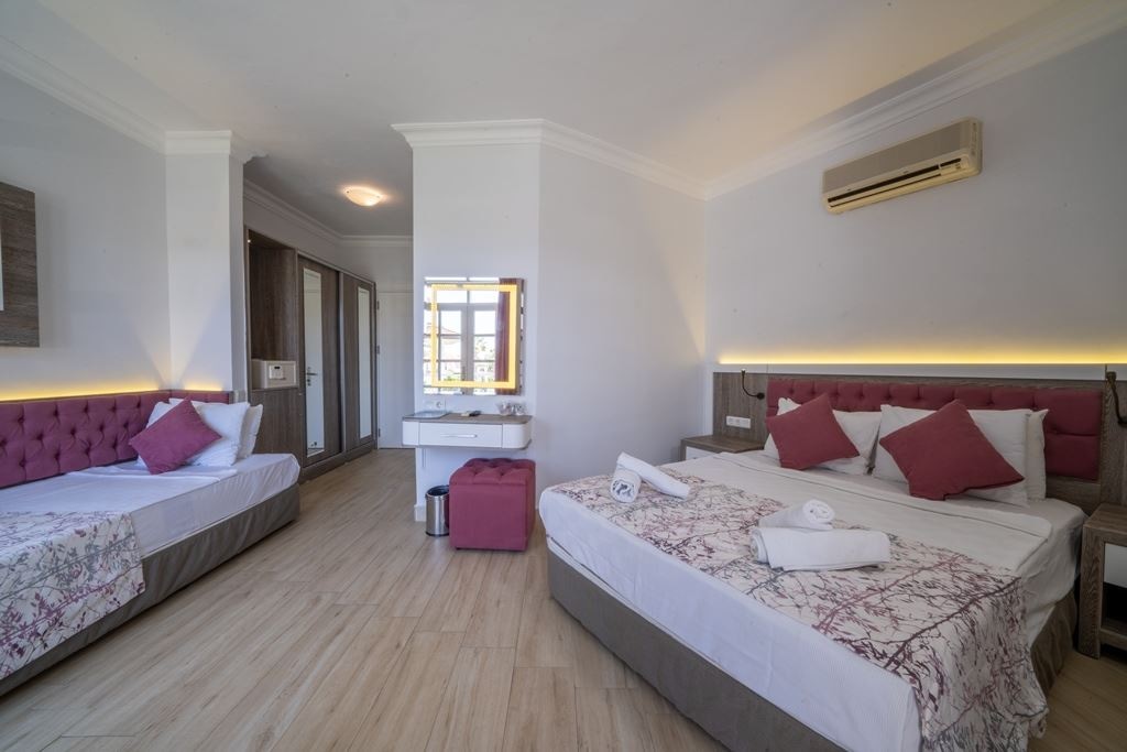 rooms-coral-room
