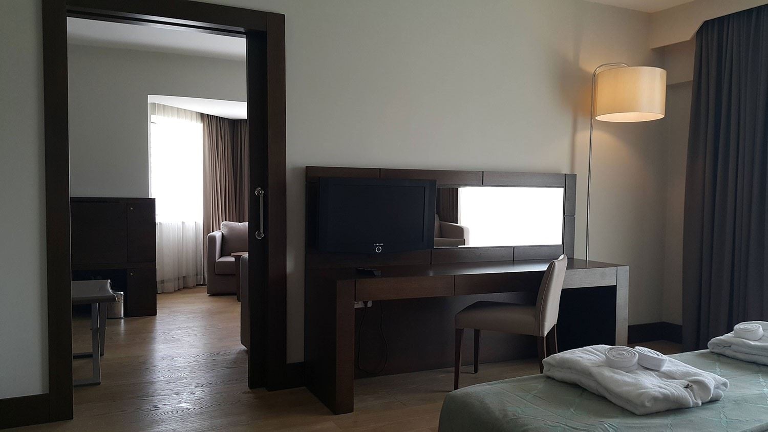 rooms-deluxe-suit-room