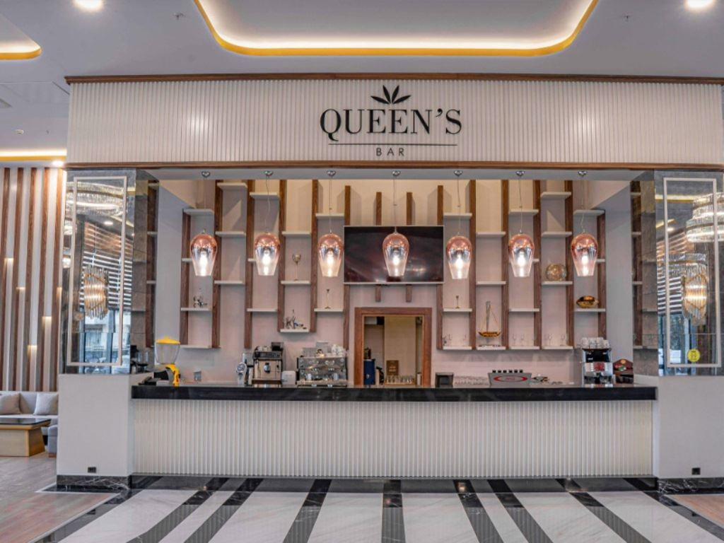bars-queens-cafe