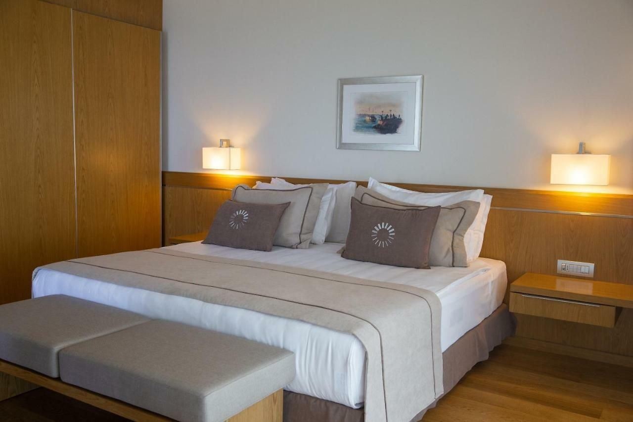 rooms-deluxe-room-seaview-with-balcony